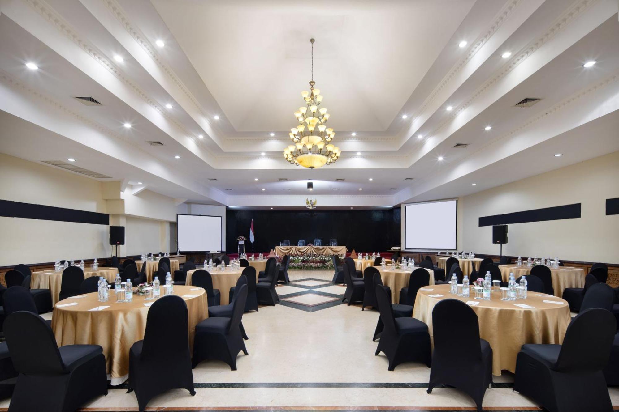 Royal Hotel And Villa Batu Бату Екстер'єр фото