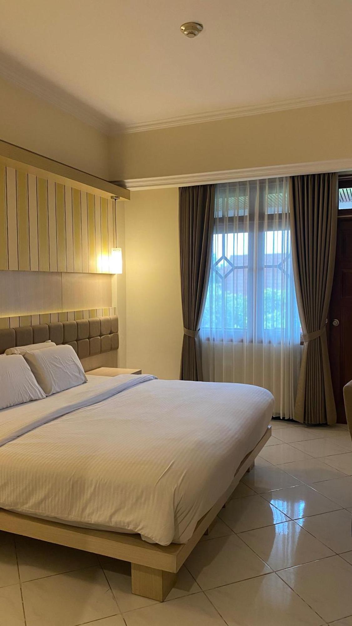 Royal Hotel And Villa Batu Бату Екстер'єр фото