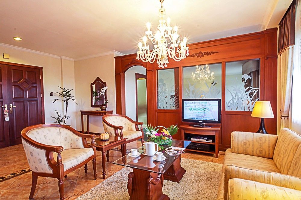 Royal Hotel And Villa Batu Бату Екстер'єр фото