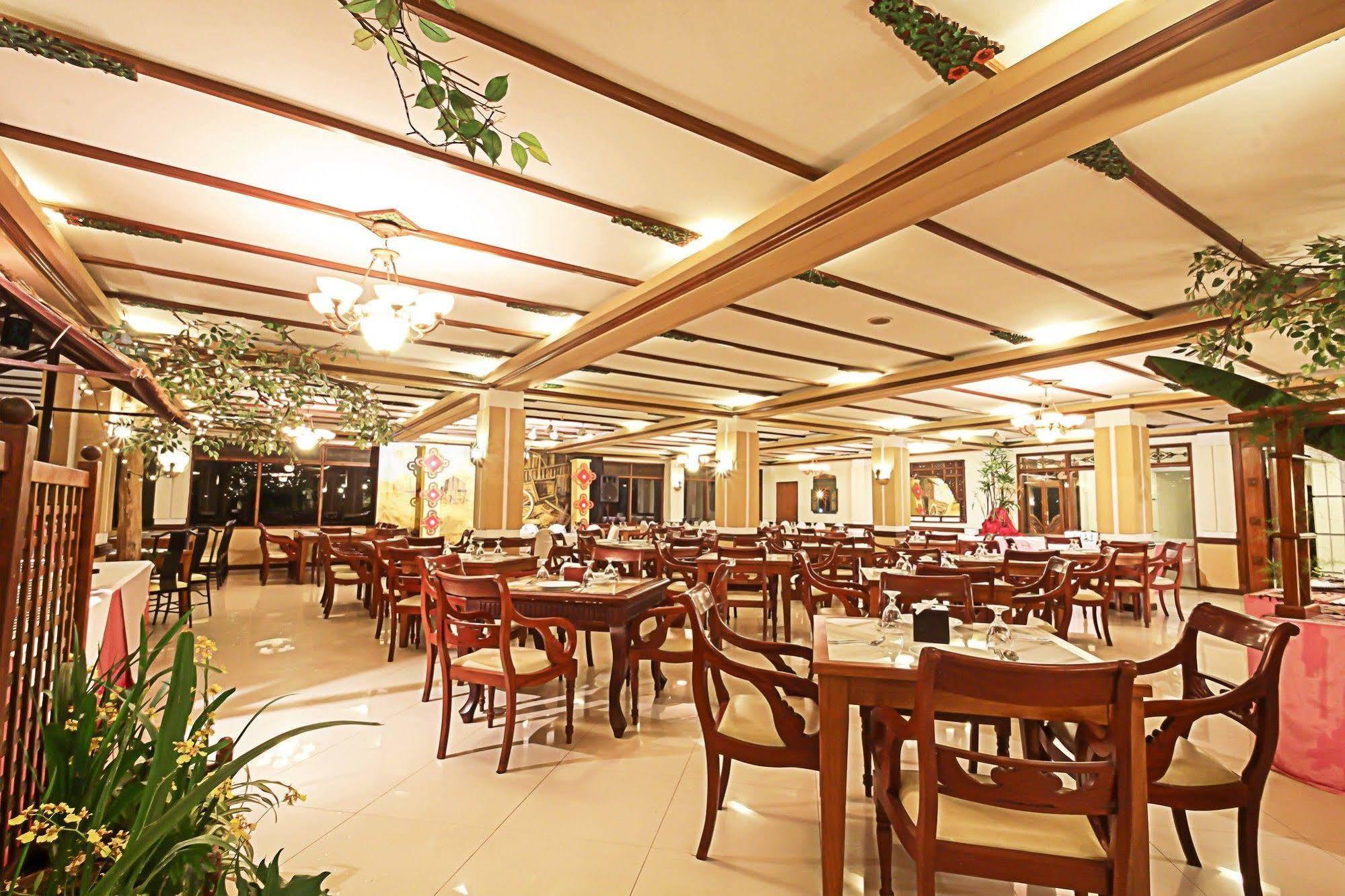 Royal Hotel And Villa Batu Бату Екстер'єр фото